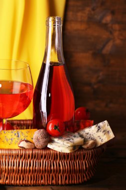 Pembe şarap ve peynir çeşitleri