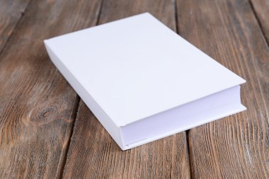 ahşap masa üzerinde beyaz kitap