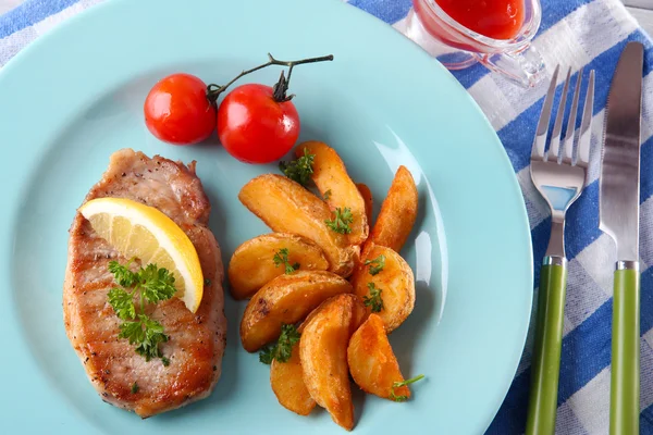 Izgara biftek, ızgara sebzeler ve kızarmış patates — Stok fotoğraf