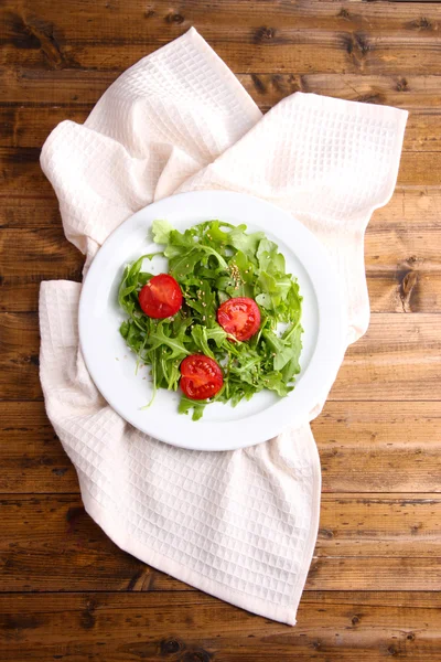 Ensalada verde elaborada con rúcula, tomate y sésamo — Foto de Stock