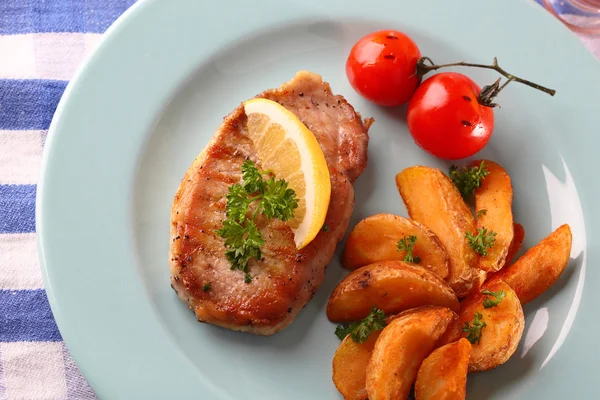 Grilled steak, grilled vegetables and fried potato — Stock Photo, Image