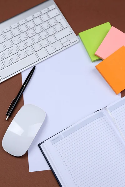Office tabel met briefpapier accessoires, toetsenbord en papier — Stockfoto