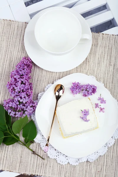 Dessert with lilac flowers — Stock Photo, Image