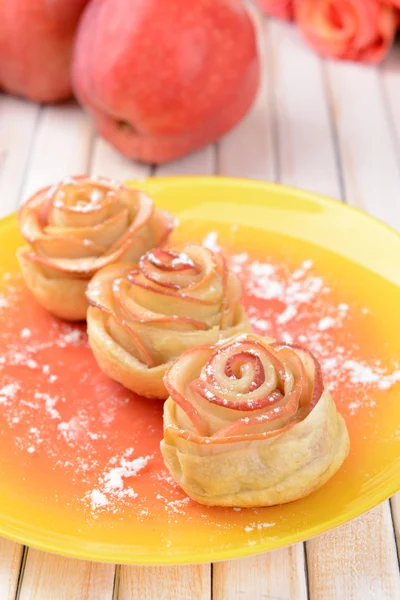 Smördeg med apple formade rosor — Stockfoto