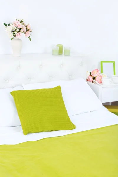 Cómoda cama blanda en la habitación — Foto de Stock