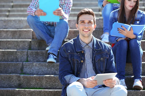 Studenten sitzen auf Treppe im Park — Stockfoto