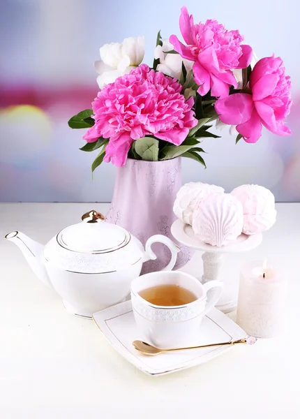 Pünkösdi rózsa vázában, tea, fehérmályva — Stock Fotó