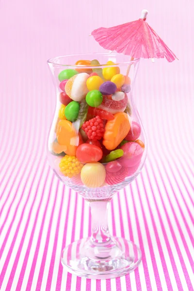 Различные красочные фруктовые конфеты в стекле — стоковое фото