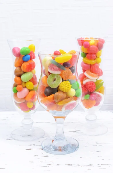 Verschiedene bunte Fruchtbonbons in Gläsern — Stockfoto