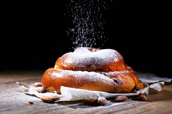 Leckerer Kuchen auf dem Tisch — Stockfoto