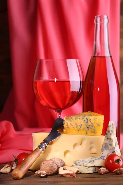 Roze wijn en verschillende soorten kaas — Stockfoto