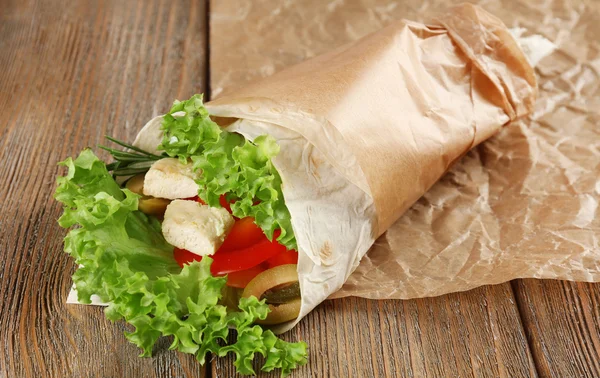 Veggie wrap filled with chicken and fresh vegetables — Stock Photo, Image