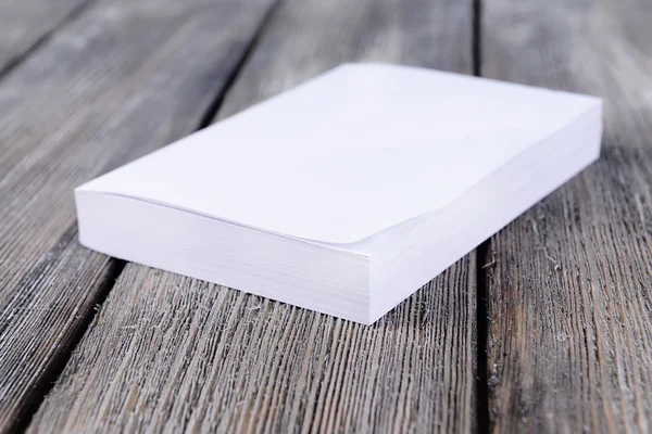 Λευκό βιβλίο για το ξύλινο τραπέζι — Φωτογραφία Αρχείου