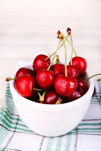 Ripe sweet cherries in bowl — Stock Photo, Image
