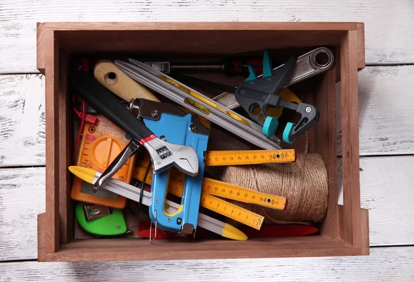 Scatola di legno con diversi strumenti — Foto Stock