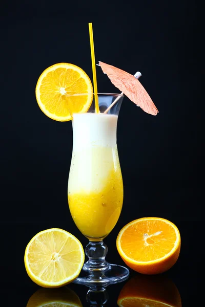 Вкусный фруктовый коктейль — стоковое фото