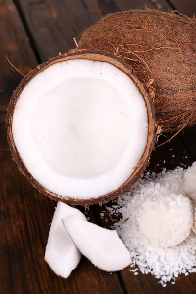 Gebroken kokosnoot — Stockfoto