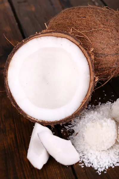 Broken coconut — Stock Photo, Image