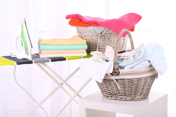 Корзина с прачечной и гладильной доской
