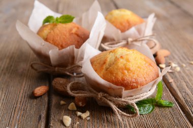 Lezzetli kekler masada.