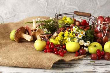 Çiçekler ve meyvelerle dolu bir hayat