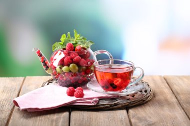 Yabani çilek cam Kupası ile meyve çayı