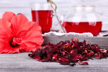 Hibiscus çay cam çaydanlık ve çiçek