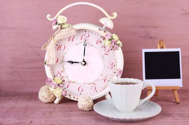 Çiçek ve çay ile Vintage çalar saat