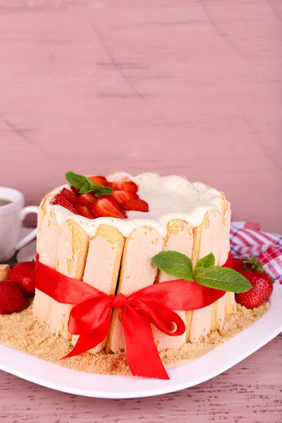 Gâteau Charlotte aux fraises fraîches — Photo