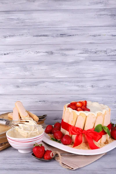 Charlotte mit frischen Erdbeeren — Stockfoto