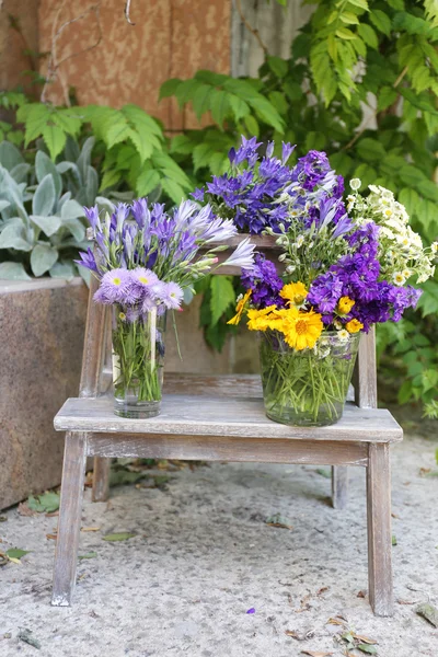 Trädgård dekoration med blommor — Stockfoto