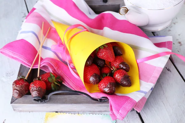 Morango em chocolate em espetos — Fotografia de Stock