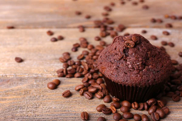 Muffin de chocolate y granos de café —  Fotos de Stock