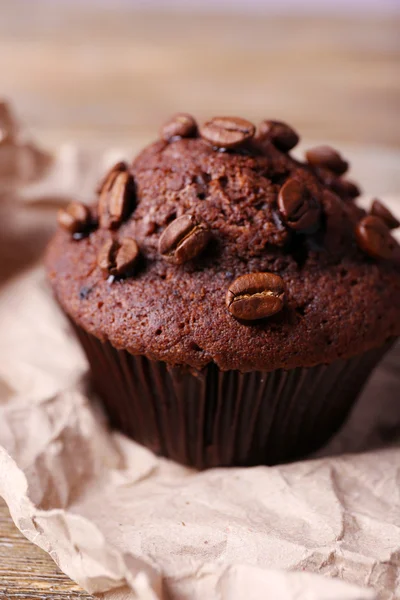 Muffin de chocolate y granos de café — Foto de Stock
