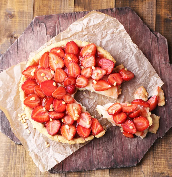 Strawberry tart on wooden tray — Stock Photo, Image