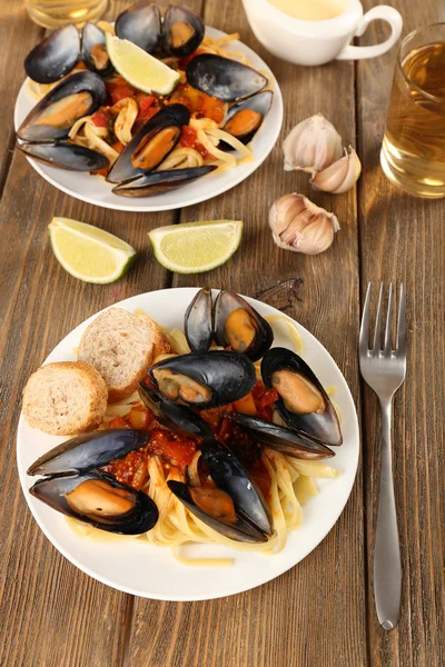 Macarrão saboroso com mexilhões — Fotografia de Stock