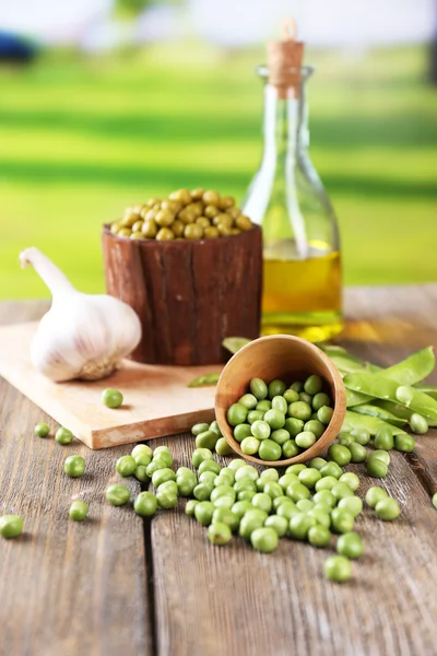 Guisantes frescos y enlatados — Foto de Stock