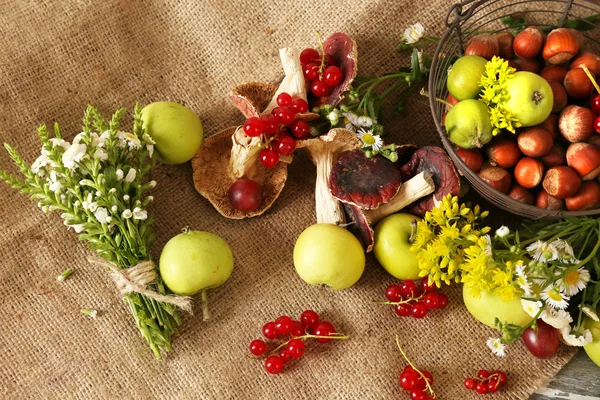 Bodegón con flores y frutas — Foto de Stock