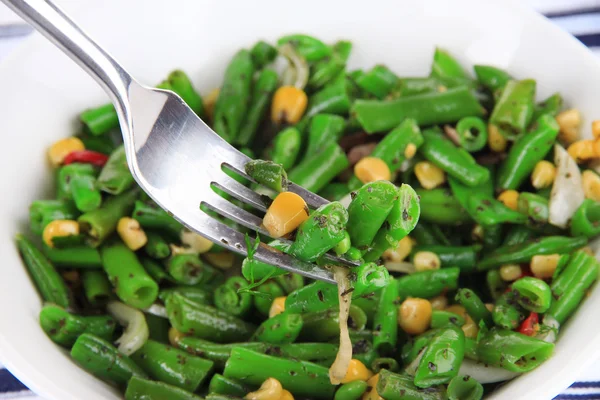 Салат с зеленой фасолью, ветчиной и кукурузой — стоковое фото