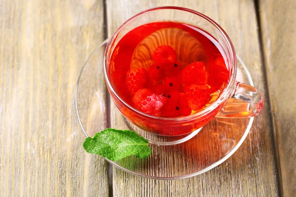 Фруктовый чай с лесными ягодами в стеклянной чашке — стоковое фото