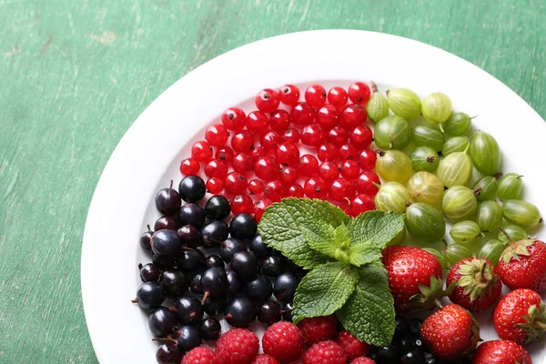 Лесные ягоды на тарелке — стоковое фото