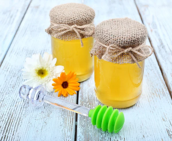 Vaso pieno di miele e fiori selvatici — Foto Stock