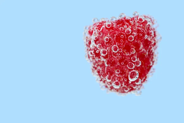 Raspberry in water with bubbles — Stock Photo, Image