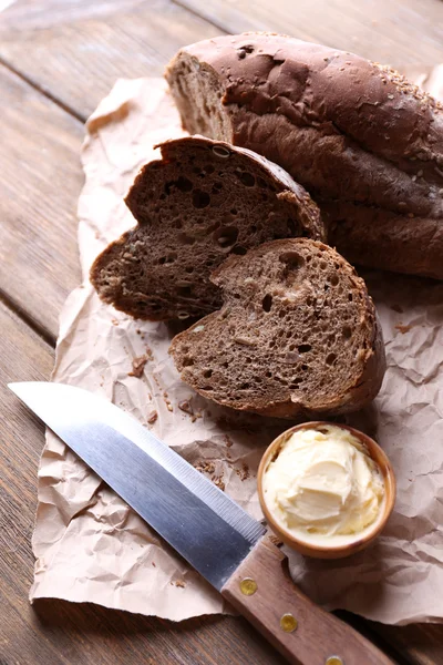 Taze ekmek ve ev yapımı tereyağı — Stok fotoğraf