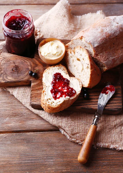 Ekmek tereyağı ve blackcurrant reçel ile — Stok fotoğraf