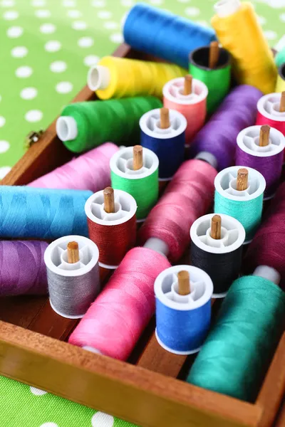 Hilos de colores para la costura — Foto de Stock