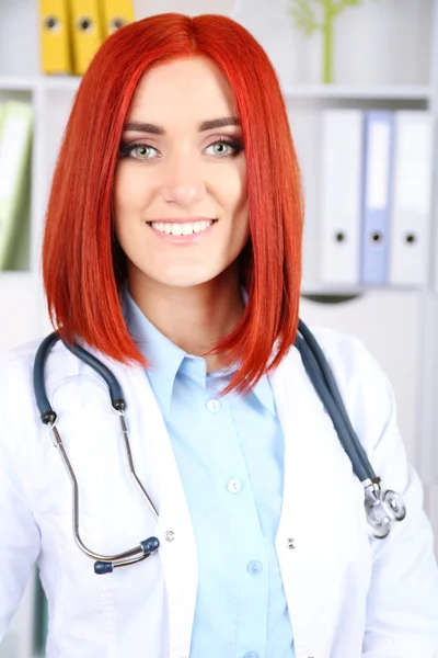 Joven médico hermoso en el gabinete — Foto de Stock