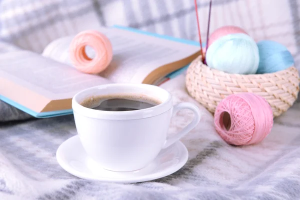 Koffie en garen voor breien met boek — Stockfoto