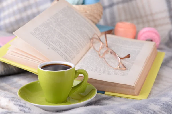 Café e hilados para tejer con libro — Foto de Stock