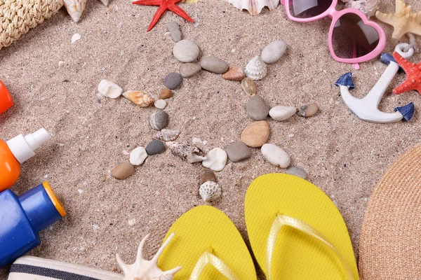 Forma de sol hecha de conchas de mar y piedras —  Fotos de Stock